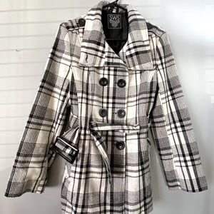 Dressy coat from the Streetwear Society. In excellent condition. Size Large